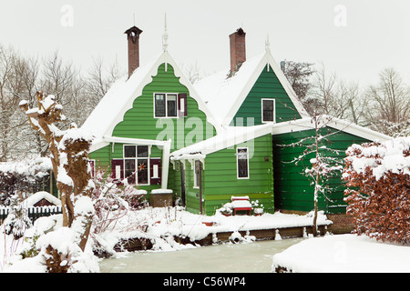 Zaanse Schans, village sur les rives de la rivière Zaan avec maisons en bois verte caractéristique. L'hiver, la neige. Banque D'Images