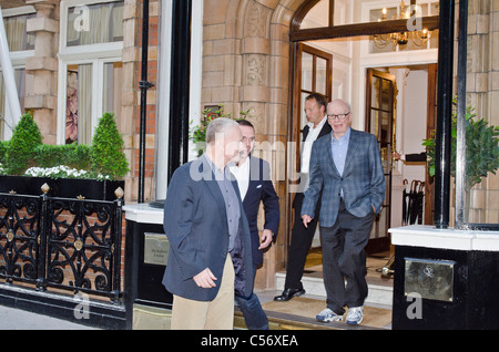 Ruper et James Murdoch en dehors de Stafford Hotel St James's Place London Uk magnats des médias. téléphone le scandale BSkyB discussion Banque D'Images