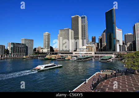 Vue sur le centre-ville de Sydney CBD Central Business District - et Circular Quay sur un jour bleu clair Banque D'Images