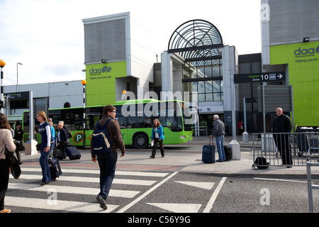 Les passagers traversant passage piétons à l'ancienne entrée de l'aérogare 1 Aéroport de Dublin, République d'irlande europe Banque D'Images