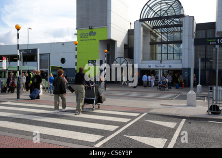 Les passagers traversant passage piétons à l'ancienne entrée de l'aérogare 1 Aéroport de Dublin, République d'irlande europe Banque D'Images