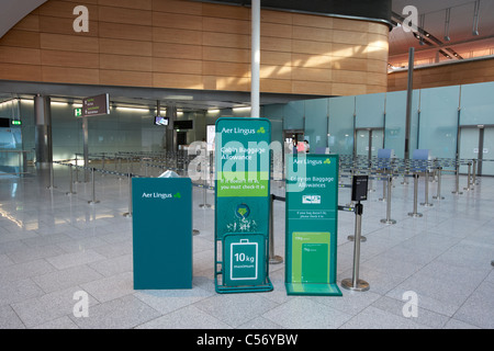 La mesure de la taille des bagages à main est de moyenne à nouveau terminal 2 de l''aéroport de Dublin, République d'irlande europe Banque D'Images