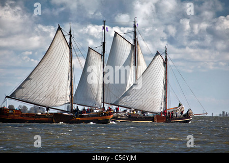 Les Pays-Bas, de Volendam. La course annuelle des bateaux à voile traditionnels appelés Pieperrace sur le lac appelé Markermeer. Banque D'Images