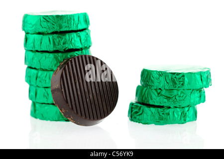 Feuille d'argent vert enveloppé de chocolat menthe Banque D'Images