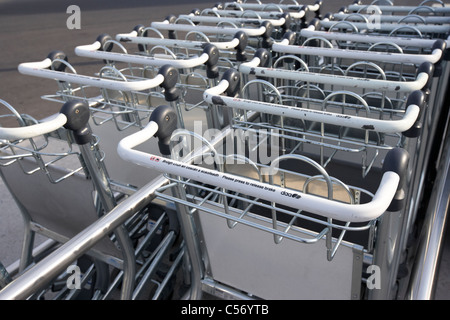 Chariots à bagages Bagages de l'aéroport l'aéroport de Dublin, République d'irlande europe Banque D'Images