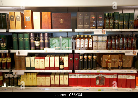 Sélection de whiskeys irlandais dans la boutique duty free dans l'aéroport de Dublin République d'irlande europe Banque D'Images