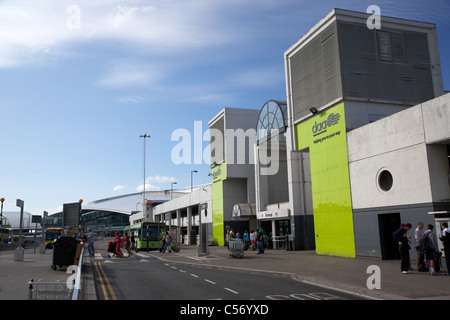 Les passagers traversant passage piétons à l'ancienne entrée de l'aérogare 1 Aéroport de Dublin, République d'irlande europe Banque D'Images