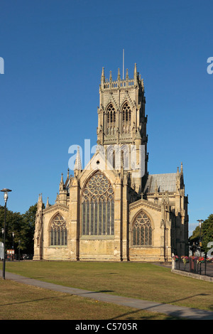 Doncaster Minster, St George's Church contre un ciel bleu clair. Banque D'Images