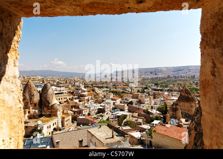 Juin 2011, Gérome, Cappadoce, Turquie à partir de la fenêtre d'hôtel, le paysage de ciel bleu Banque D'Images