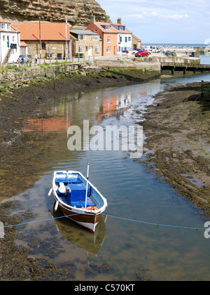 Un petit bateau de pêche amarré à Roxby Beck Staithes Harbour North Yorkshire Banque D'Images