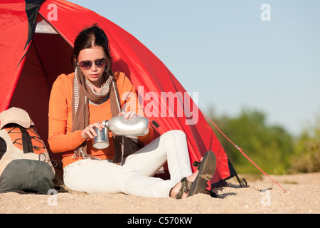 Camping happy woman face de tente sur plage bleu ciel Banque D'Images
