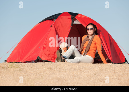 Camping happy woman face de tente sur plage bleu ciel Banque D'Images