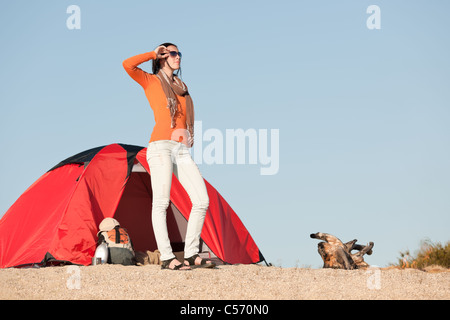 Camping happy woman in tente sur beach blue sky Banque D'Images