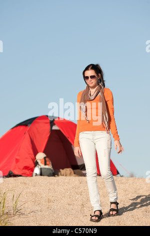 Camping happy woman in tente sur beach blue sky Banque D'Images