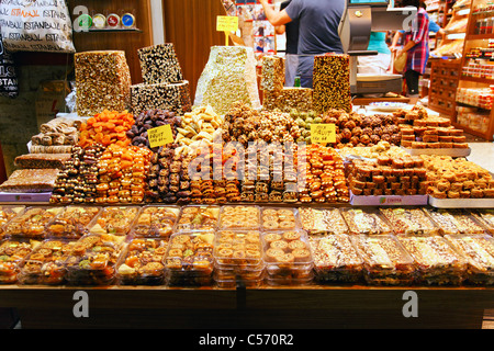 Juin 2011 fruits secs shop stall dans le Grand Bazar Istanbul Turquie avec fondant et sucreries Banque D'Images