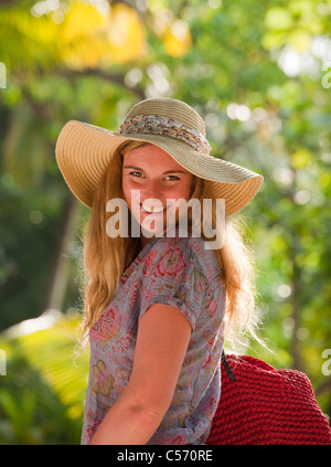 Woman wearing sunhat dans tropical resort Banque D'Images