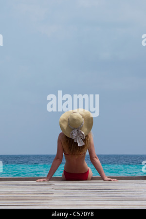 Woman relaxing on Deck surplombant la mer Banque D'Images