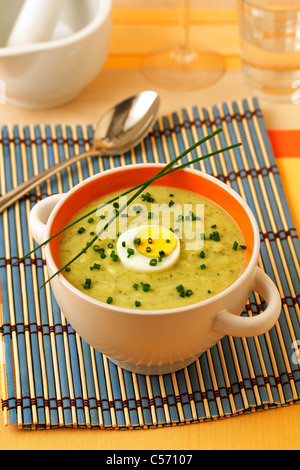 Soupe de légumes avec des yaourts. Recette disponible. Banque D'Images