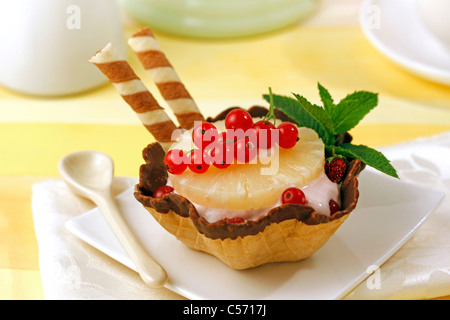 La crème glacée de yaourt avec des fruits rouges et d'ananas. Recette disponible. Banque D'Images