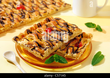 Pâte avec de la crème anglaise et les pignons de pin. Recette disponible. Banque D'Images