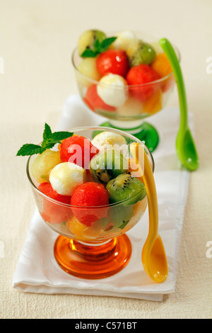 Boules de fromage frais avec des fruits et du miel. Recette disponible. Banque D'Images