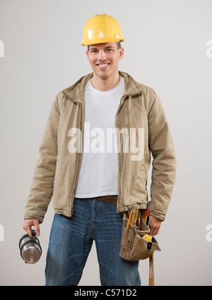 Man wearing hard hat et ceinture d'utilité Banque D'Images