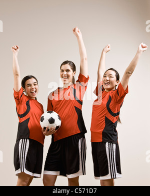 L'équipe de soccer cheering together Banque D'Images