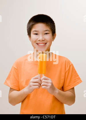 Boy holding a glace Banque D'Images