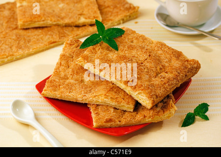 La pâte feuilletée avec la crème anglaise et les pignons de pin. Recette disponible. Banque D'Images