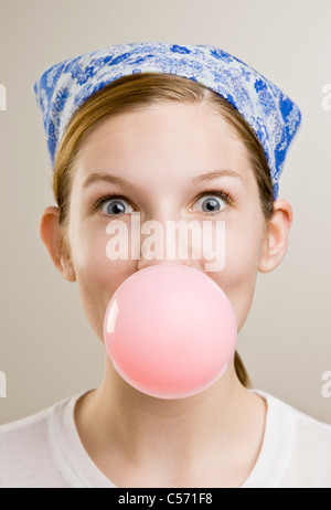 Woman blowing bubble gum avec un Banque D'Images