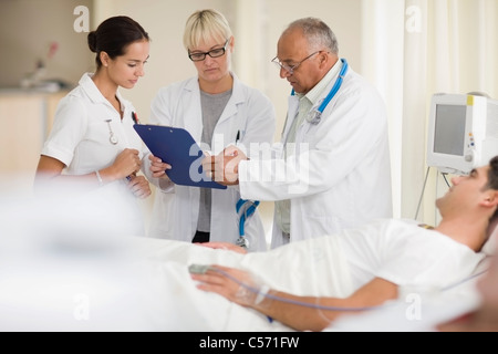 Les médecins et infirmières de l'hôpital avec patient Banque D'Images