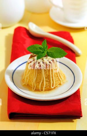 Crème caramel à la poire et au chocolat blanc. Recette disponible Banque D'Images