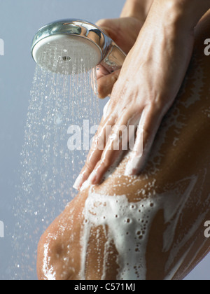 Dans une femme lave douche Banque D'Images