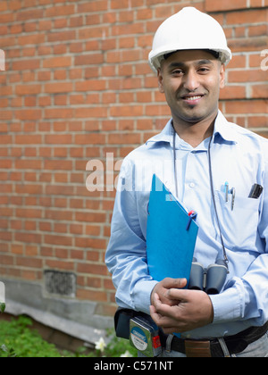 Businessman in hard hat dossier comptable Banque D'Images