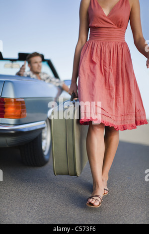 Femme Homme laissant in convertible Banque D'Images