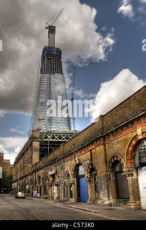 Le gratte-ciel Shard et arches en vertu de la Station London Bridge à Southwark, Londres Banque D'Images