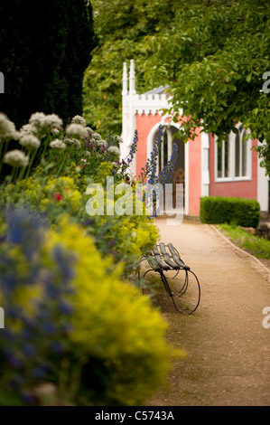 Eagle House et au début de l'été, la frontière Painswick Rococo Garden, Gloucestershire, Angleterre, Royaume-Uni Banque D'Images