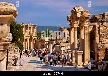 Les touristes marchent la rue pavée de marbre de Curetes près du temple d'Hadrien et de la bibliothèque de Celsus à Éphèse, en Turquie Banque D'Images