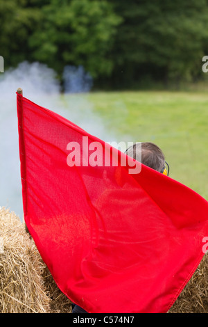 Chargeur Canon tir reposant sur des bottes de paille entre les drapeaux rouges à Raby Castle Game & Country Fair, Staindrop, Durham, UK Banque D'Images