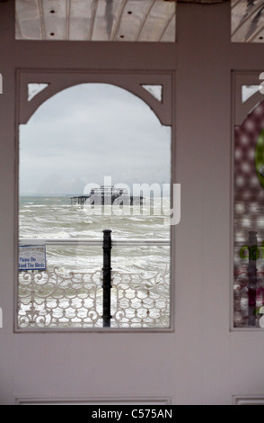 Vue de la vieille Brighton West Pier encadrée par une fenêtre sur la nouvelle jetée de Brighton en mai Banque D'Images