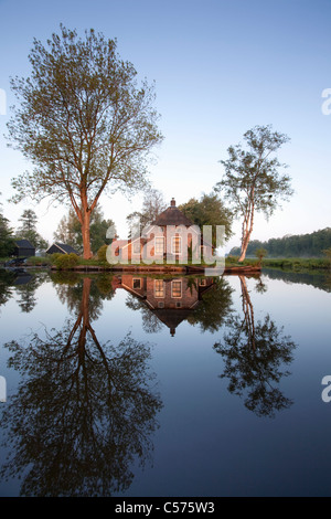 Les Pays-Bas, Dwarsgracht, près de Giethoorn. Village avec presque seulement d'eau. Maisons à l'aube. Banque D'Images