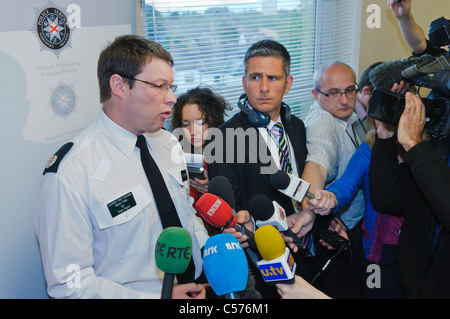 Le chef de police adjoint Alistair Finlay donne une conférence de presse. Également montré sont Mark Simpson (BBC) et Tony Rice (Citybeat) Banque D'Images