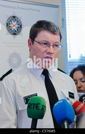 Le chef de police adjoint Alistair Finlay donne une conférence de presse Banque D'Images