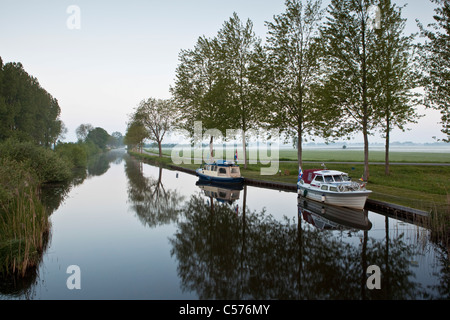 Les Pays-Bas, Giethoorn, Village avec presque seulement d'eau, les bateaux de plaisance." Banque D'Images