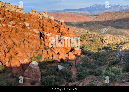 Montagnes La Sal se situent au-delà de la fournaise ardente dans Arches National Park, Utah Banque D'Images