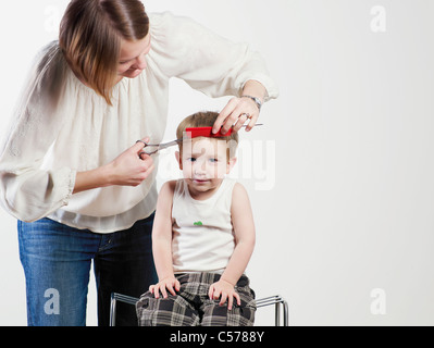 Coupe les cheveux de mère fils Banque D'Images