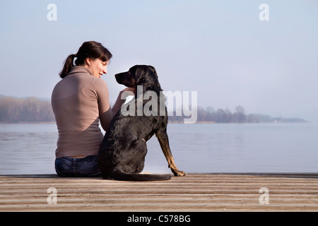 Woman with dog on dock Banque D'Images