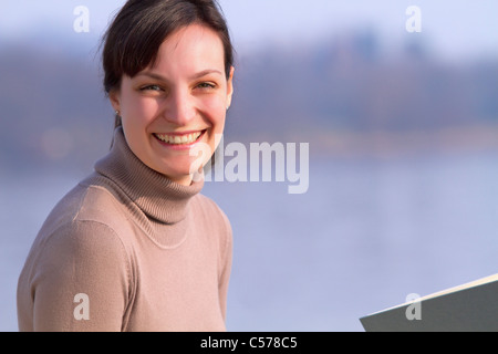 Femme assise avec réserve à l'extérieur Banque D'Images