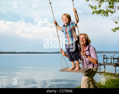 Petit-fils woman on swing Banque D'Images