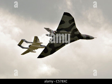 Sea Vixen et Vulcan bomber en vol Banque D'Images